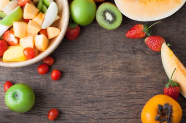 mutfak masa meyve çeşitli çerçeve, ahşap plaka - beslenme ve diyet gıda, sağlık kavramını, çerçeve metin için yer ile sağlıklı meyve salatası ile.