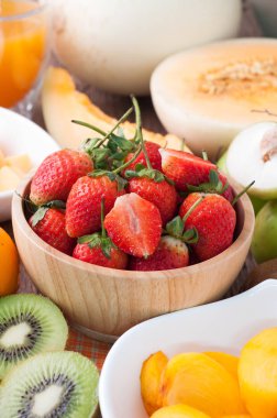 Mutfak Masa ile çeşitli meyve, çilek, cüce domates, keşiş