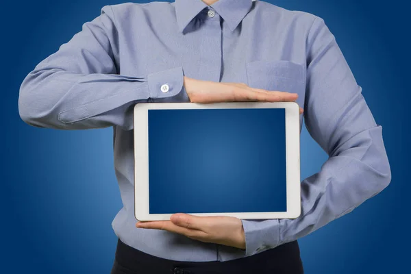 Empresario sosteniendo la pantalla azul degradado en el teléfono inteligente, tableta , — Foto de Stock
