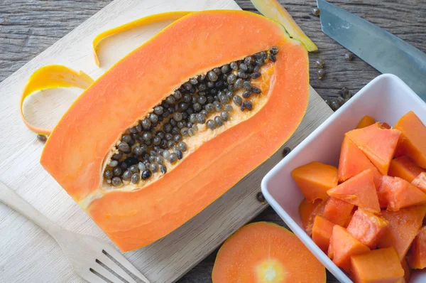 Kitchen table with slice fresh papaya on wood plate, Fruit for t — Stock Photo, Image