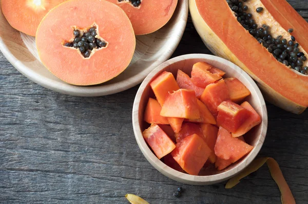 Mesa de cocina con rodaja de papaya fresca en placa de madera, Fruta para t — Foto de Stock