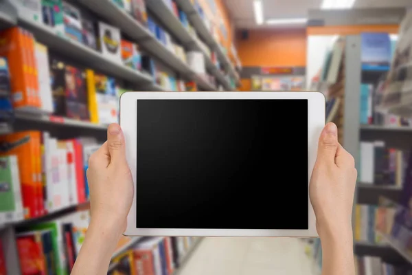 insan eli boş ekran akıllı telefon, tablet, cep telefonu b üzerinde basılı tutun