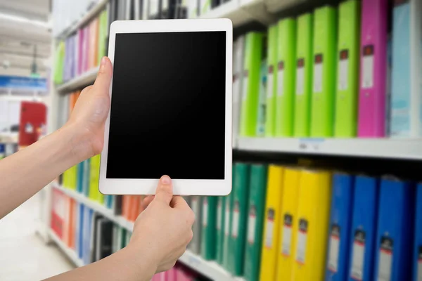 A mão do ser humano segura e toca a tela em branco do telefone celular, tablet  , — Fotografia de Stock