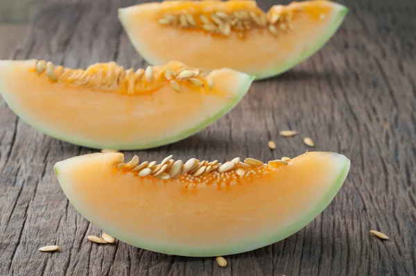 Slice fresh cantaloupe melon on cutting board, freshness yellow — Stock Photo, Image