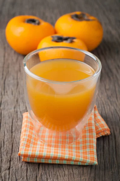 Tavolo da cucina con bicchiere di succo di cachi all'arancia, sana eati — Foto Stock