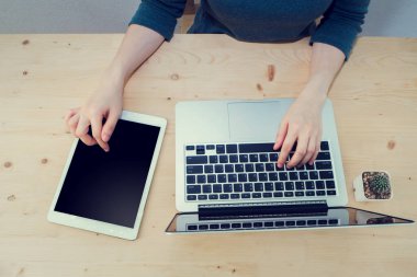 insan eli ile ahşap masa dokunmatik akıllı telefon, tablet, cep telefonu,