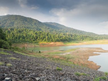 dağ zemin üzerine bulutlu gökyüzü ile baraj.
