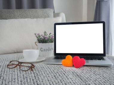 Vintage koltuk boş ekran laptop ve çift tatlı aşk s ile