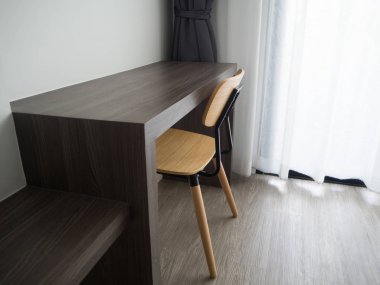 modern sandalye ve bulanık güzel beyaz ahşap ofis masaları