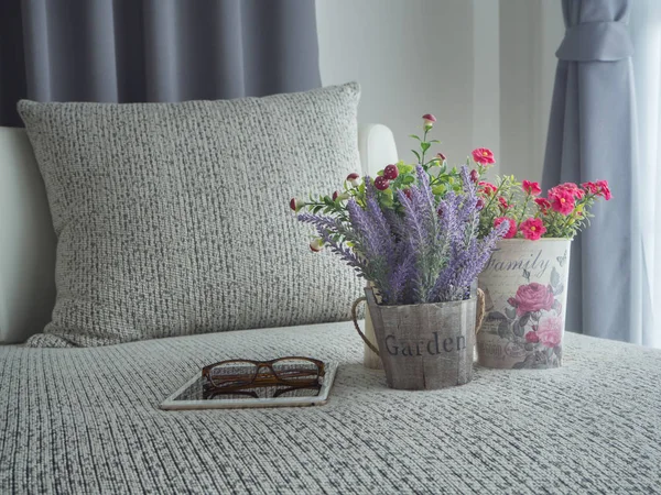 Nowoczesna sofa z fioletowych kwiatów i kwiat róży na kW — Zdjęcie stockowe