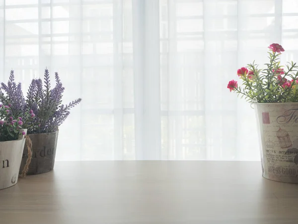 Trä office bord med mängd blomma ram på potten, rosa flöde — Stockfoto