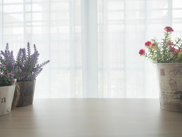 Mesa de oficina de madera con variedad de marco de flores en maceta, flujo rosa — Foto de Stock