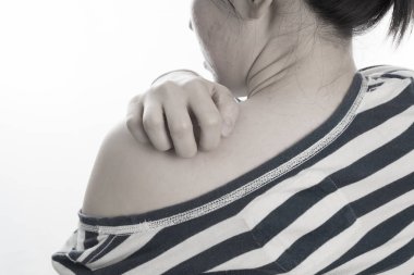 arka omuz izole beyaz arka plan üzerinde con tırmalamak kadın