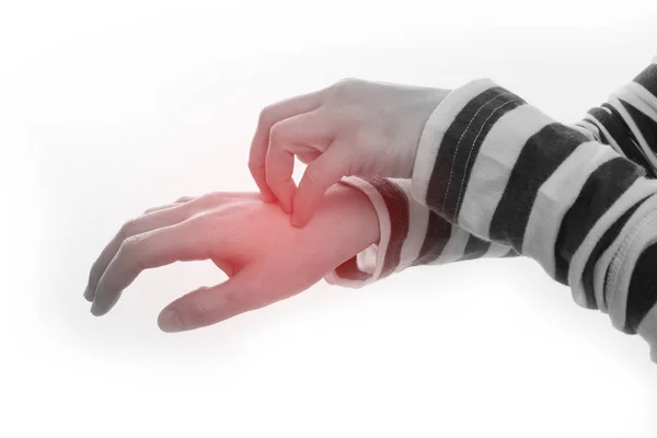 Close-up de uma mão humana arranhando em fundo branco isolado — Fotografia de Stock