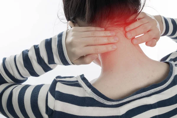 Mujer que tiene dolor de cuello sobre fondo blanco aislado, concepto de —  Fotos de Stock