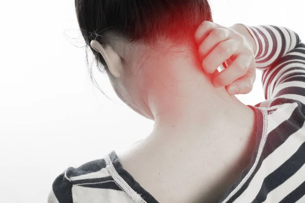 Mujer arañando cuello sobre fondo blanco aislado. concepto de h —  Fotos de Stock