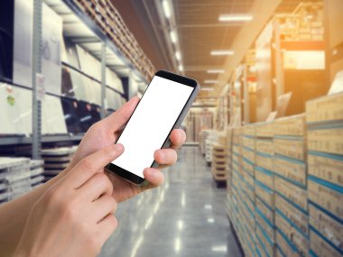 insan eli tutun akıllı telefon, tablet, cep telefonu üzerinde bulanık storeho