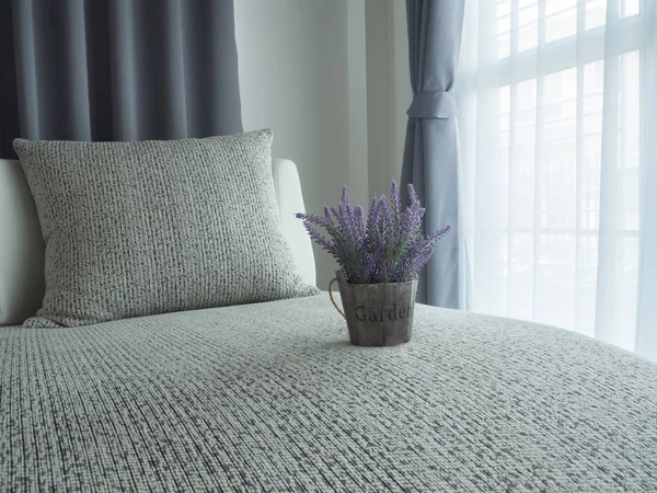 modern klasik kanepe ve bulanıklık güzel mor lavanta çiçek