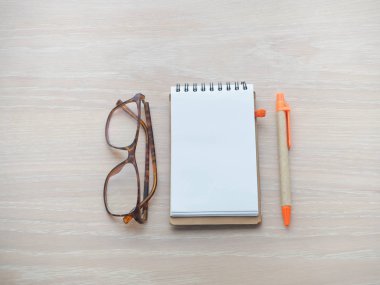 ahşap masa ile boş perde not defteri kağıt, kalem üzerinde metin için bir