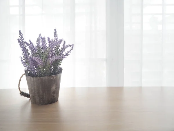 Mesa de madera con espacio de copia gratuita para el texto, hermoso de púrpura la — Foto de Stock