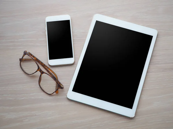 Mesa de oficina de madera con pantalla en blanco para el texto en la tableta, ph inteligente — Foto de Stock