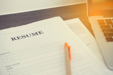 Ofis masaları devam belge formu ve dizüstü bilgisayar ile. bul iş kavramı.