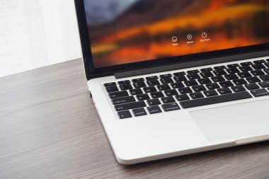 Chonburi, Tayland - Kasım 12,2017: Ofis masaları Macbook Pro retina macos uyku ile yüksek Sierra ekran ile 13 inç ile yeniden başlatın, simgeler kapa.
