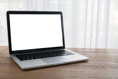 ahşap ofis tablo için metin laptop, defter o boş ekran ile