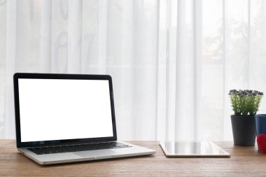 Ofis Masaları boş ekran için metin laptop, defter, akıllı telefon, tablet, cep telefonu ve beyaz perde pencere arka planını Mor çiçek potu ile ahşap, ön büro tablosunu görüntülemek.