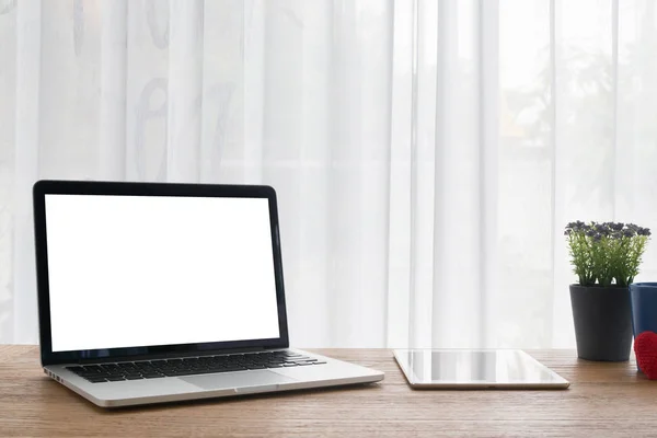 Mesa Escritório Madeira Com Tela Branco Para Laptop Texto Notebook — Fotografia de Stock