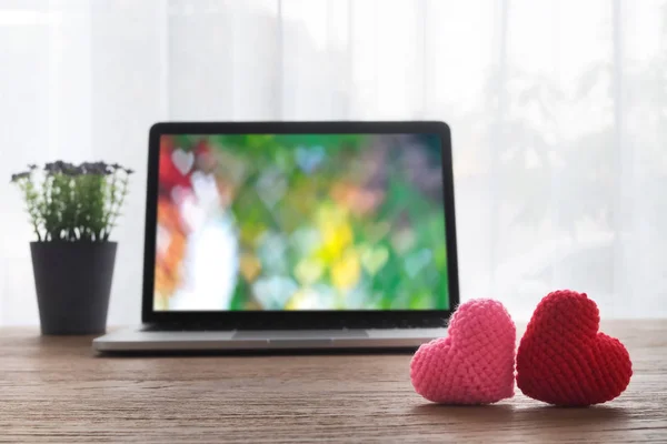 Office Bord Med Vacker Par Stickade Tyget Hjärta Form Hjärta — Stockfoto