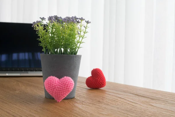 Mesa Oficina Madera Con Hermosa Forma Corazón Tela Punto Maceta — Foto de Stock