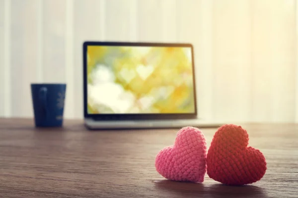 Mesa de oficina con hermosa pareja de tejido de punto forma de corazón, h — Foto de Stock