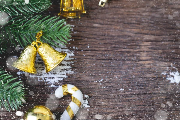 Decorações de Natal com sino de ouro e moldura de folhas em t de madeira — Fotografia de Stock