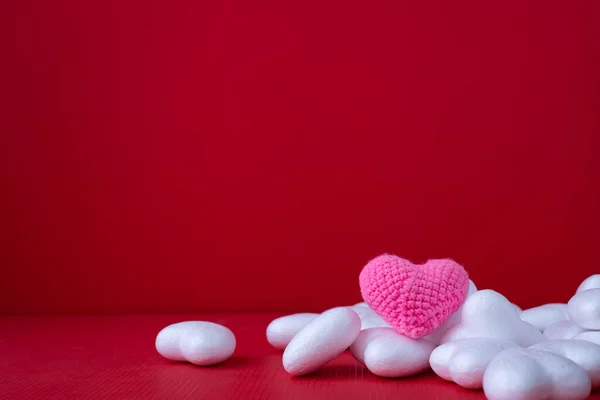 Copiar el espacio en el fondo rojo de San Valentín con juguete en forma de corazón . — Foto de Stock