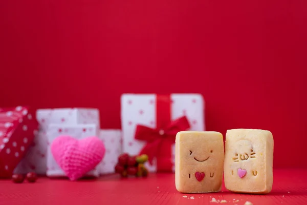 Copy space on Red Valentines background with Couple Cookie and G — Stock Photo, Image