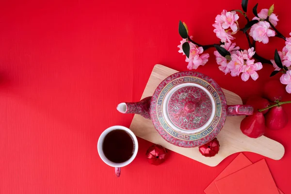 Top zicht op Rood Chinees Nieuwjaar Achtergrond concept met theepot Stockafbeelding