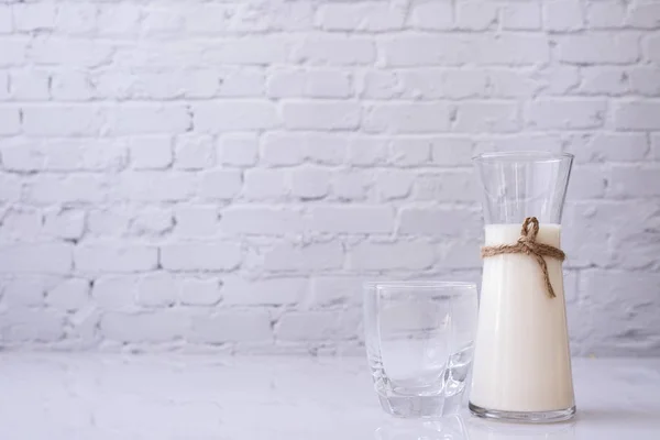 Flaska av färsk mjölk på vitt bord. — Stockfoto