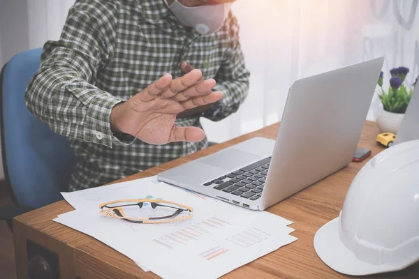 Zakenman Houdt Stop Hand Teken Kantoor Kamer — Stockfoto