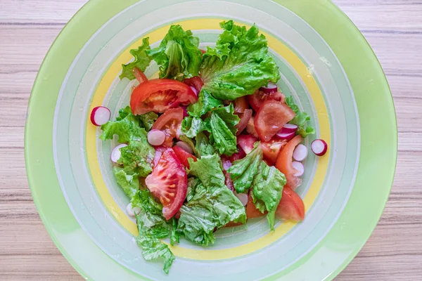 Salada Vegetal Tomate Pepino Rabanete Alface Temperada Com Azeite Conceito — Fotografia de Stock