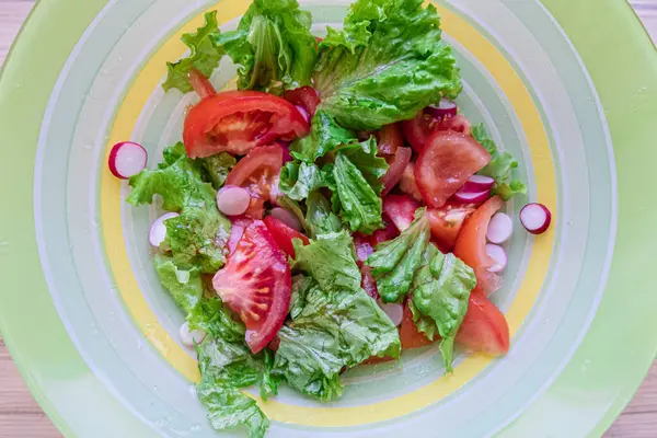 Salada Vegetal Tomate Pepino Rabanete Alface Temperada Com Azeite Conceito — Fotografia de Stock
