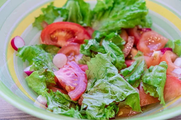 蔬菜沙拉 西红柿 萝卜和生菜 用橄榄油调味 健康饮食概念 — 图库照片