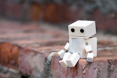Robotun tahta oyuncağı. Yalnız. Ekoloji teknolojisi konsepti. Geri dönüştürülmüş materyaller.