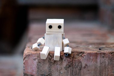 Robotun tahta oyuncağı. Yalnız. Ekoloji teknolojisi konsepti. Geri dönüştürülmüş materyaller.