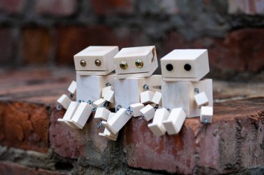Robotun tahta oyuncağı. Ekoloji teknolojisi konsepti. Geri dönüştürülmüş materyaller.