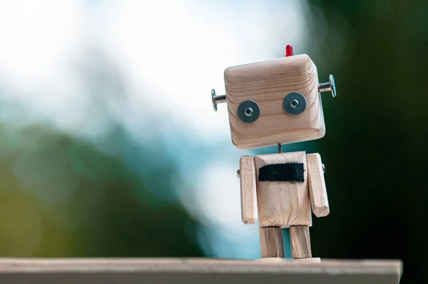 Robotun tahta oyuncağı. Ekoloji teknolojisi konsepti. Geri dönüştürülmüş materyaller.