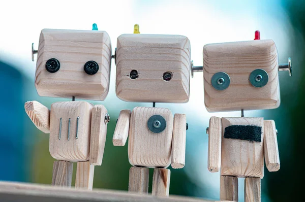 Robotun tahta oyuncağı. Ekoloji teknolojisi konsepti. Geri dönüştürülmüş materyaller.