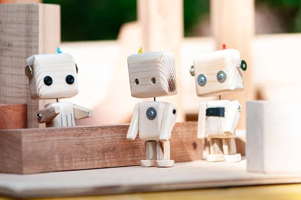 Robotun tahta oyuncağı. Ekoloji teknolojisi konsepti. Geri dönüştürülmüş materyaller.