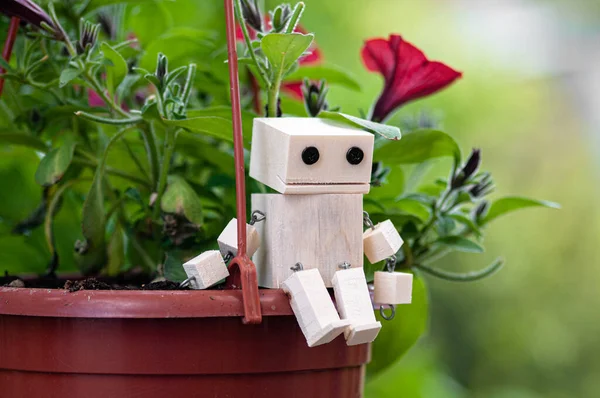Robotun tahta oyuncağı. Ekoloji teknolojisi konsepti. Geri dönüştürülmüş materyaller.
