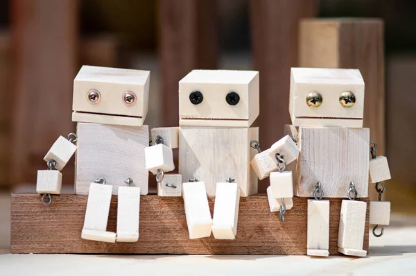 Robotun tahta oyuncağı. Ekoloji teknolojisi konsepti. Geri dönüştürülmüş materyaller.